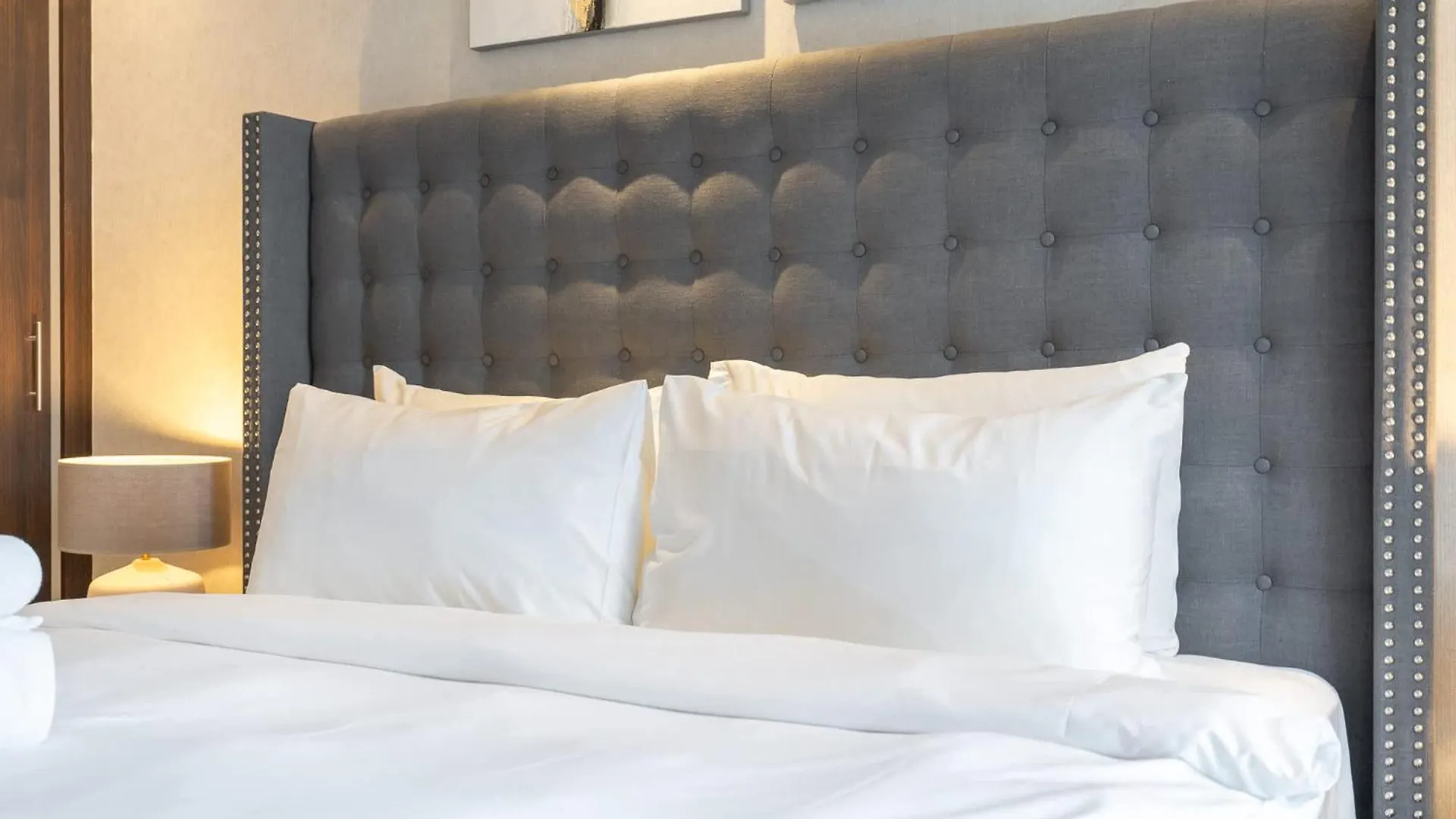 Absolutely Stunning 3 Bedroom Apartment In Downtown Dubai 0*,  Förenade Arabemiraten