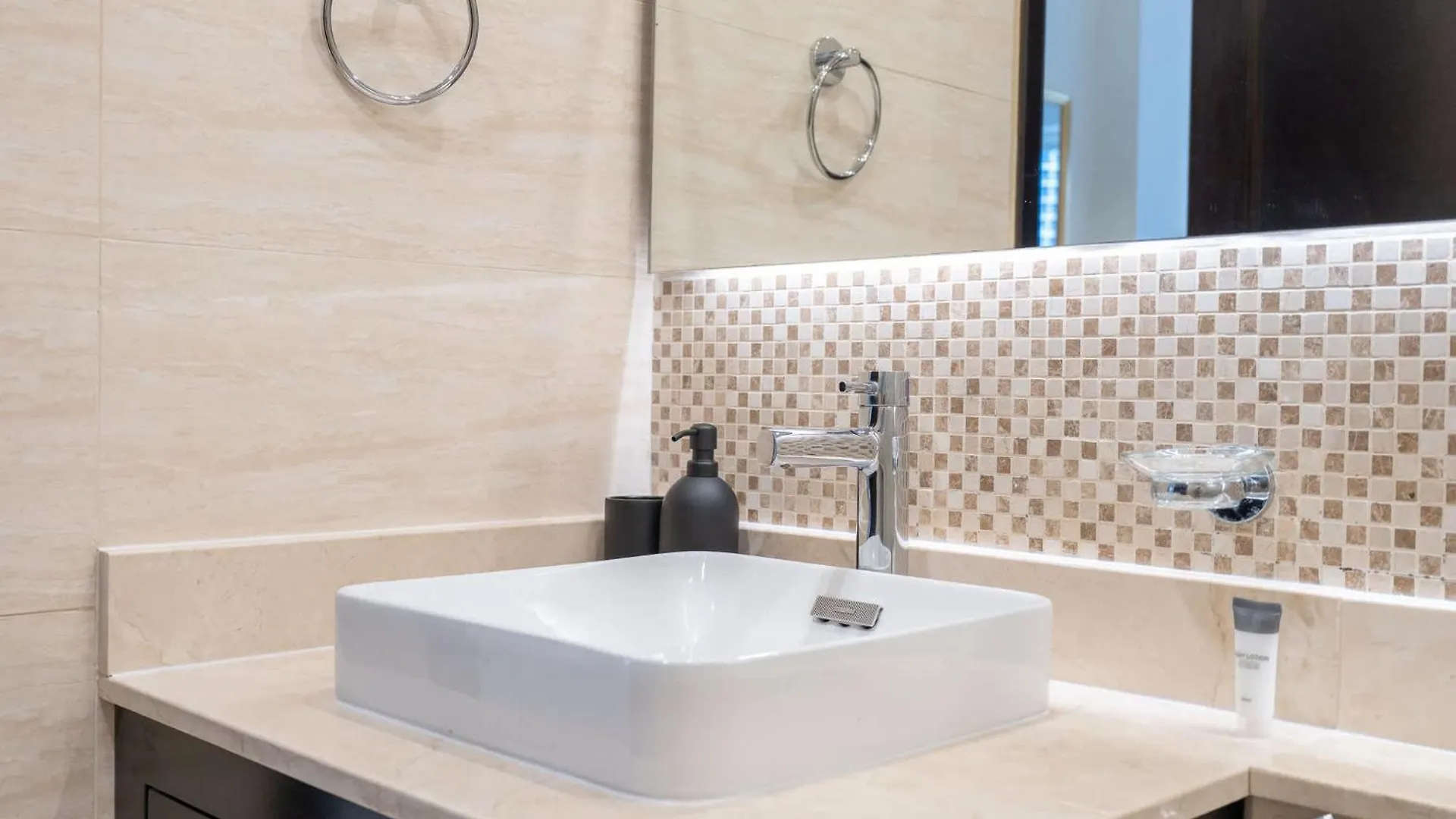 Absolutely Stunning 3 Bedroom Apartment In Downtown Dubai 0*,